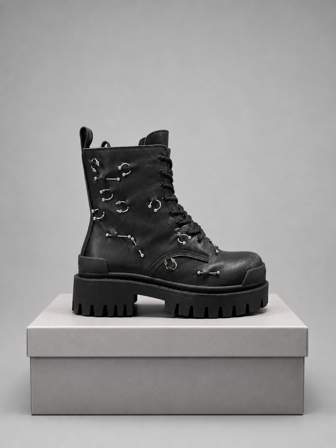 ✧ balenciaga botas con piercing